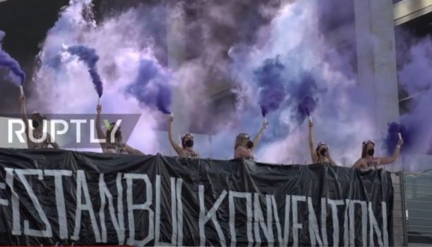 Βερολίνο: FEMEN κατά Ερντογάν για την αποχώρηση από τη Σύμβαση της Κωνσταντινούπολης
