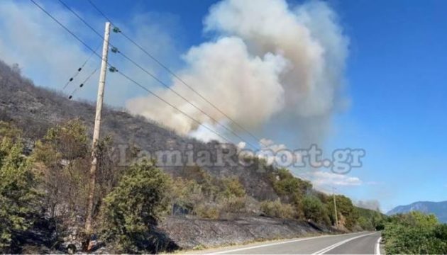 Φωτιά απειλεί σπίτια στη Μακρακώμη – Έκλεισε η εθνική οδός Λαμίας-Καρπενησίου