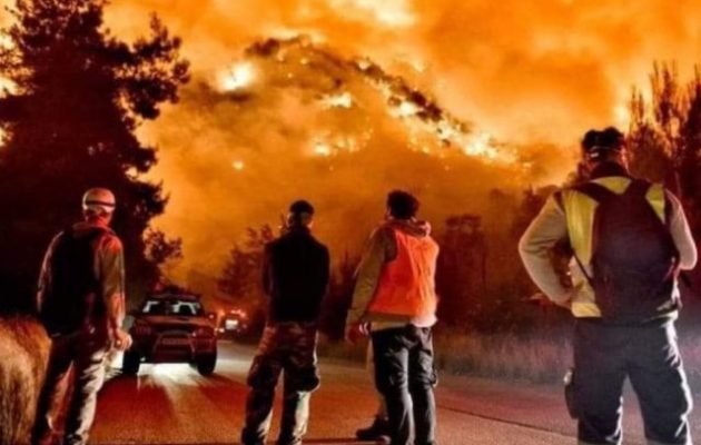 Αναζωπυρώθηκε η πυρκαγιά κοντά στα Μέγαρα – Κι άλλοι οικισμοί εκκενώνονται