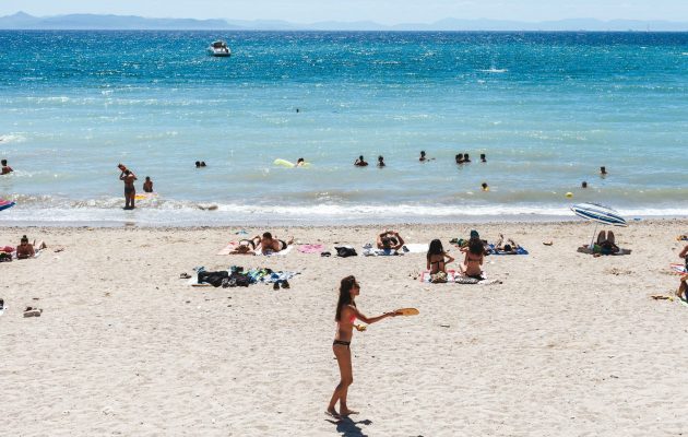 Οι Ιταλοί έκαναν Πρωτομαγιά στις πλαζ – Πρώτο ελεύθερο Σαββατοκύριακο