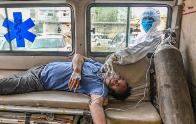 401.993 κρούσματα στην Ινδία σε ένα 24ωρο – Υπό αμφισβήτηση ο στόχος εμβολιασμού 600 εκατ. ανθρώπων