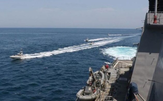 Αμερικανικό πλοίο έριξε προειδοποιητικά πυρά κατά ιρανικών ταχύπλοων των Φρουρών
