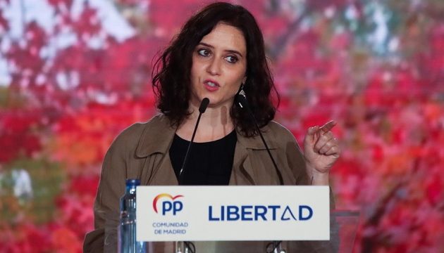 Φαβορί η 42χρονη «Ισπανίδα Τραμπ» στις περιφερειακές εκλογές της Μαδρίτης