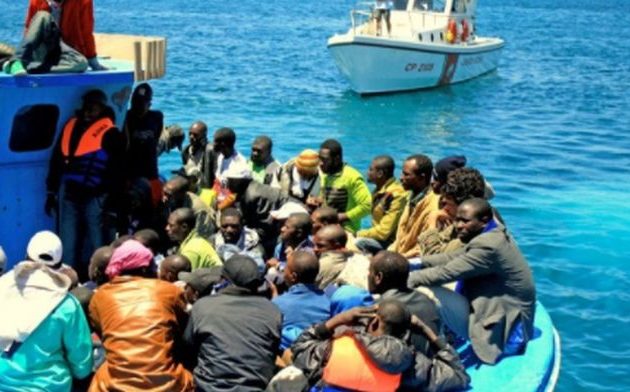 Τέσσερα πλοιάρια με εκατοντάδες μετανάστες έφτασαν στην Λαμπεντούζα