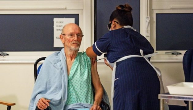 Βρετανία: Πέθανε ο δεύτερος άνθρωπος στον κόσμο που εμβολιάστηκε με Pfizer