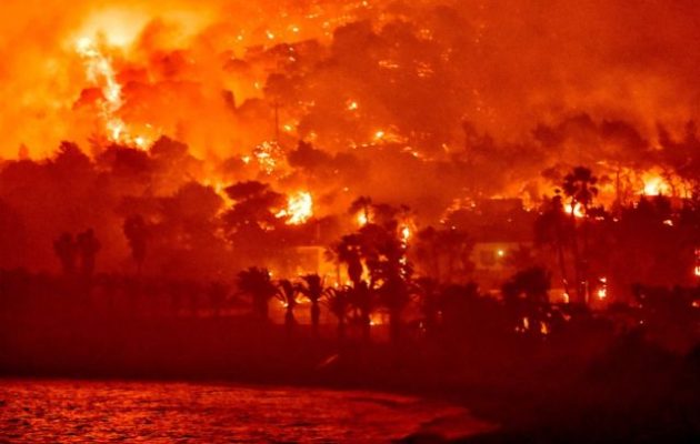 Έως τις Κυκλάδες και την Ικαρία ο καπνός και η στάχτη από τη φωτιά στην Κορινθία