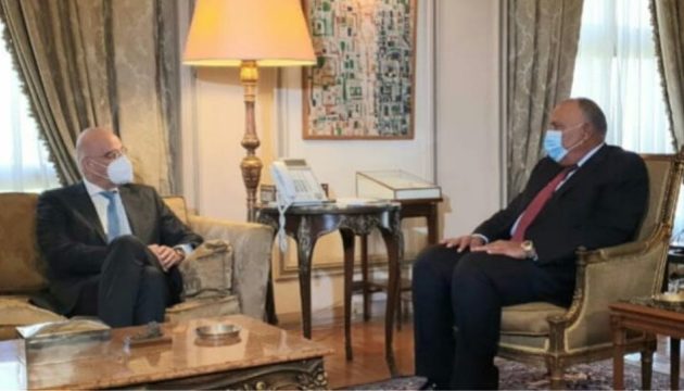 Ο Δένδιας συναντήθηκε με τον Σάμεχ Σούκρι στο Κάιρο