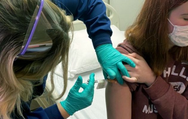 Ένας στους τέσσερις Ισπανούς έχει ήδη λάβει τουλάχιστον μία δόση εμβολίου