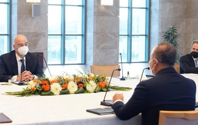 Ο Ν. Δένδιας παραθέτει ανεπίσημο δείπνο στον Μ. Τσαβούσογλου