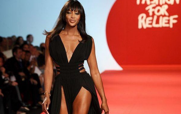 Η Ναόμι Κάμπελ έγινε για πρώτη φορά μητέρα στα 50 της