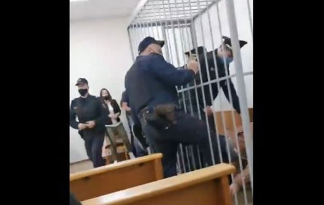 Λευκορώσος ακτιβιστής προσπάθησε να κόψει το λαιμό του μέσα στο δικαστήριο (βίντεο)