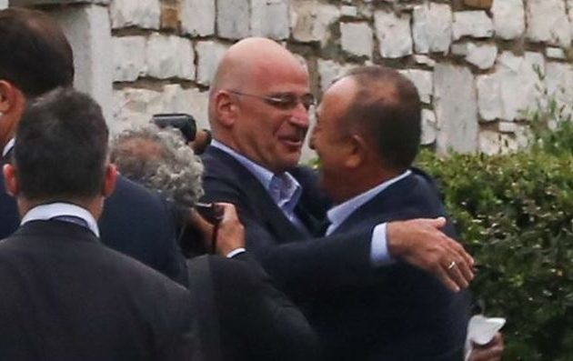 Τα τουρκικά ΜΜΕ «είδαν» θετικά την επίσκεψη Τσαβούσογλου στην Ελλάδα: «Διπλωματία της αγκαλιάς»