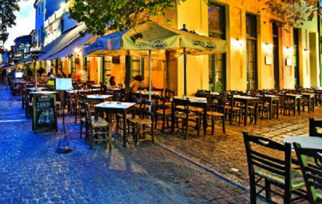 Τέλος η απαγόρευση κυκλοφορίας – Στο «τραπέζι» τα «προνόμια» για τους εμβολιασμένους