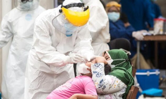 350 εμβολιασμένοι με Sinovac Ινδονήσιοι γιατροί μολύνθηκαν από το στέλεχος Δέλτα του κορωνοϊού