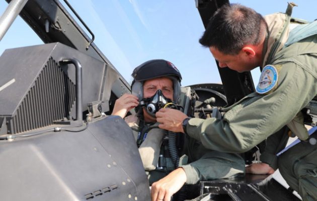 O στρατηγός Κωνσταντίνος Φλώρος πέταξε με F-16  (βίντεο)