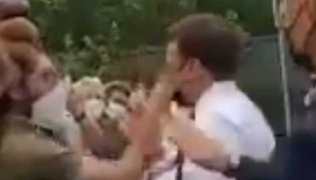 Γαλλία: Άνδρας χαστούκισε τον Μακρόν – Δύο συλλήψεις (βίντεο)