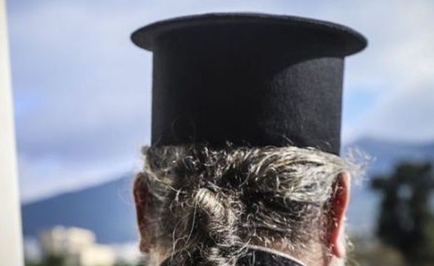 Κρήτη: Συνελήφθη ιερέας που κυνηγούσε μεθυσμένος την παπαδιά του στους δρόμους του χωριού