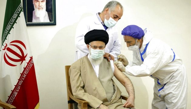 O Αλί Χαμενεΐ έκανε την πρώτη δόση του ιρανικού εμβολίου