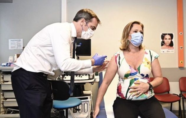 Ο Γάλλος υπουργός Υγείας εμβολίασε σε ζωντανή μετάδοση την υφυπουργό Οικονομικών