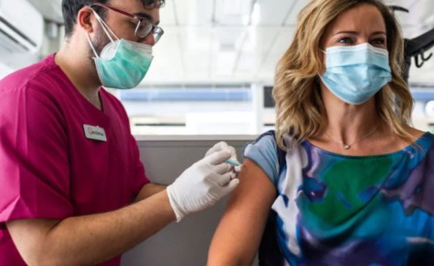 New York Times: Οι εμβολιασμένοι μεταφέρουν τη «Δέλτα» σε μύτη και λαιμό και τη διασπείρουν
