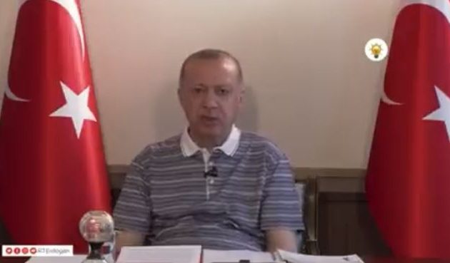 Ο Ερντογάν καταρρέει – «Ρετάρει» σε βίντεο «διάγγελμα» με μπλουζάκι (βίντεο)