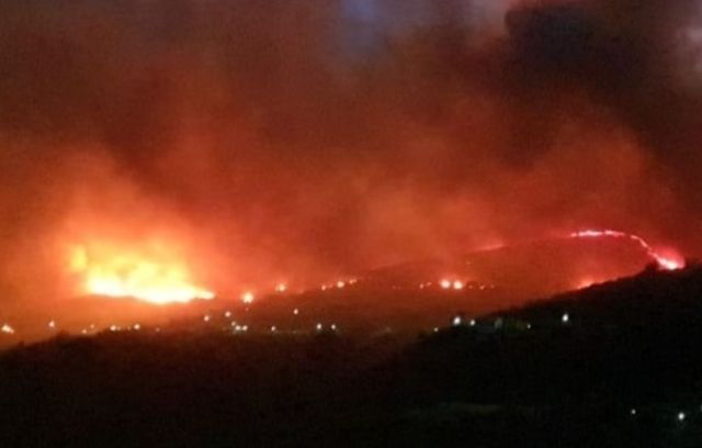 Δύσκολη νύχτα: Πύρινη λαίλαπα στην Κεφαλονιά - Ποιοι οικισμοί απειλούνται - Vimarsana News