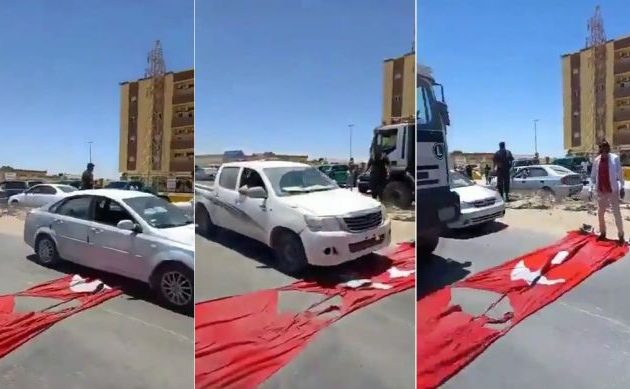Έστρωσαν την τουρκική σημαία έξω από τη Βουλή της Λιβύης και την πατούσαν αυτοκίνητα