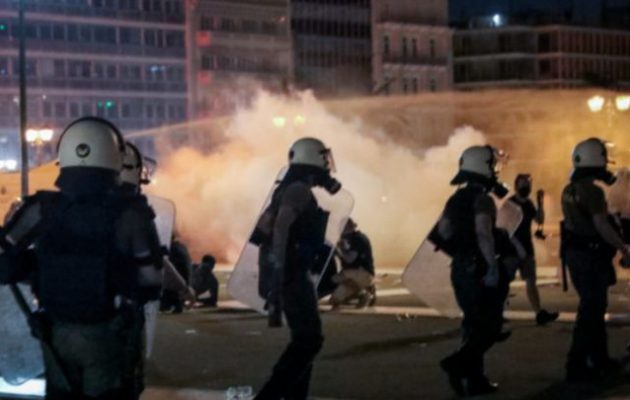 4 συλλήψεις για τα επεισόδια στο Σύνταγμα μετά τη συγκέντρωση αντιεμβολιαστών