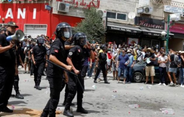 Ο πρόεδρος της Τυνησίας απέπεμψε τον πρωθυπουργό – Η χώρα στα πρόθυρα εμφυλίου