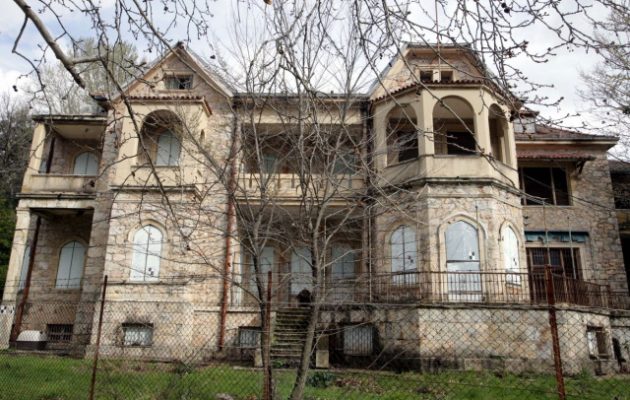 Εκκενώθηκαν τα πρώην βασιλικά ανάκτορα – «Ξεκάθαρο πως κάποιοι θέλουν να κάψουν το Τατόι»