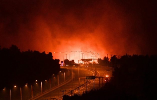 Στην Εθνική Οδό στο ύψος της Μαλακάσας η φωτιά