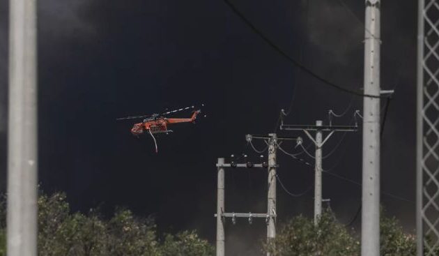 Εκκενώνεται ο οικισμός Αδάμες – Η πυρκαγιά πολύ κοντά στην Εθνική Οδό