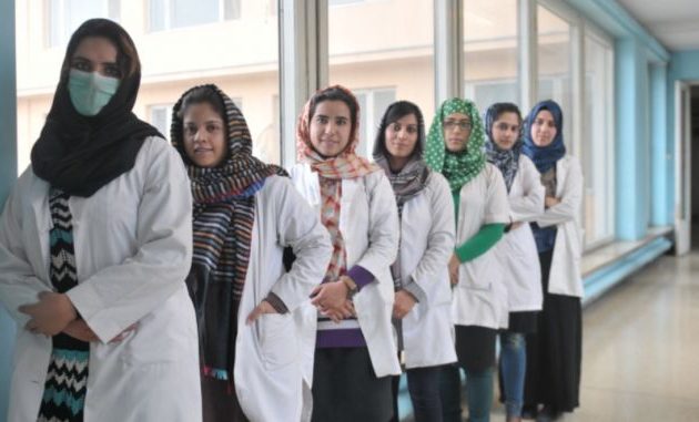 Οι Ταλιμπάν κάλεσαν τις γυναίκες που εργάζονται στη Δημόσια Υγεία να επιστρέψουν στις θέσεις τους
