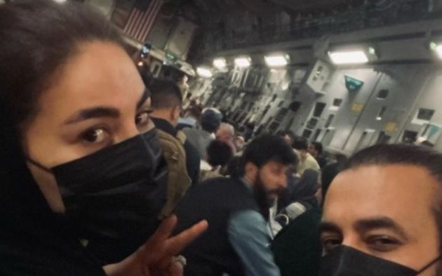 Η μεγαλύτερη ποπ σταρ του Αφγανιστάν διέφυγε από την Καμπούλ με αμερικανική πτήση