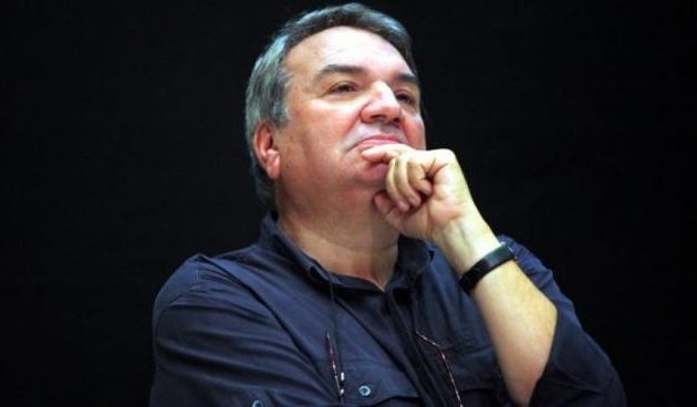 Ο Νίκος Μπίστης παριστάνει την «ιντελιγκέντσια» της «συναίνεσης» και «ερμηνεύει» τον Τσίπρα