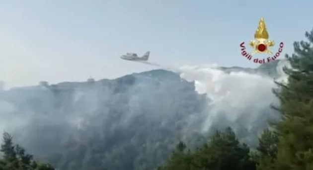 Οι φλόγες κυκλώνουν τα ελληνικά χωριά της Νότιας Ιταλίας (Καλαβρία)