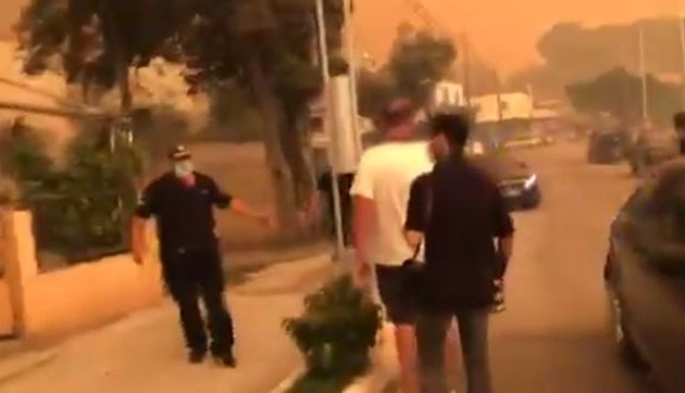 Γυναίκα: «Καιγόμαστε, ένα αεροπλάνο!» – Αστυνομικός: «Θα το κάνουμε παραγγελία» (βίντεο)