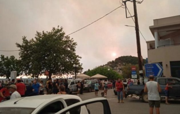 Εκκενώνεται η Λίμνη Ευβοίας – Φέρι μποτ παραλαμβάνει πάνω από 1.000 άτομα