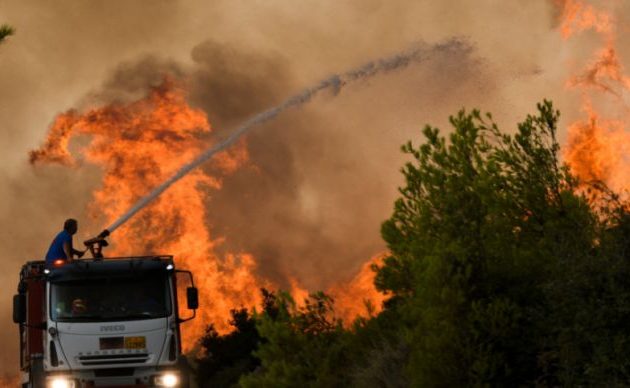 Επικίνδυνες αναζωπυρώσεις σε Γορτυνία, Αρχαία Ολυμπία – Εκκένωση στο Σολομό Κορινθίας