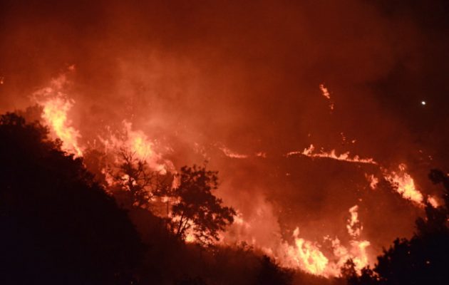 Μαίνεται η μεγάλη πυρκαγιά στα σύνορα Αχαΐας-Ηλείας – Εκκενώθηκαν τα χωριά Βάλμη και Αγραπιδοχώρι