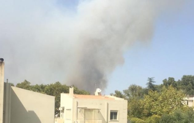 Έκλεισε η Εθνική Οδός στο ύψος της Βαρυμπόμπης – Έκρηξη σε πυλώνες υψηλής τάσης της ΔΕΗ