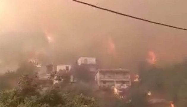 Φωτιά Μεσσηνία: Καίγονται σπίτια στο χωριό Καρνάσι