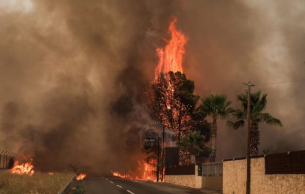 Φωτιά στη Βαρυμπόμπη: Κίνδυνος μπλακ άουτ στην Ανατολική Αττική