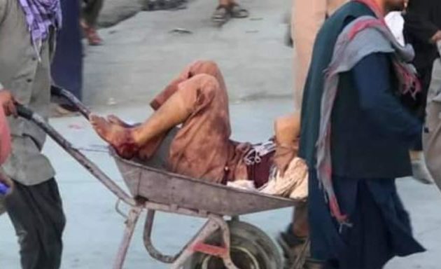 Βομβιστική επίθεση αυτοκτονίας στο αεροδρόμιο της Καμπούλ: Σκοτώθηκαν άμαχοι και παιδιά – Αμερικανοί τραυματίες