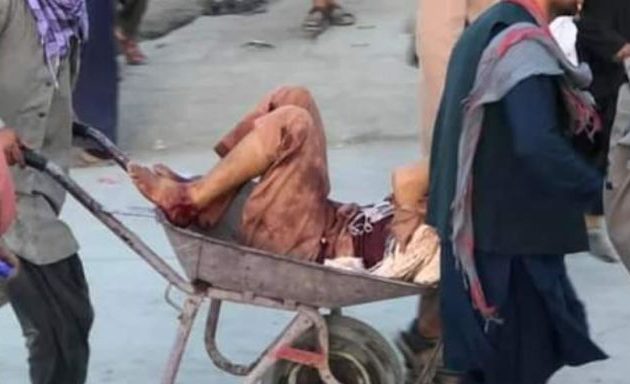 Βομβιστική επίθεση αυτοκτονίας στο αεροδρόμιο της Καμπούλ: Σκοτώθηκαν άμαχοι και παιδιά – Αμερικανοί τραυματίες