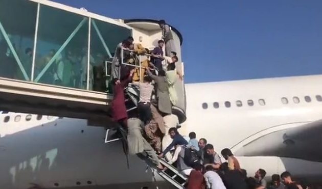 Χάος και πανικός στο αεροδρόμιο της Καμπούλ – Οι Αμερικανοί έριξαν στον αέρα (βίντεο)