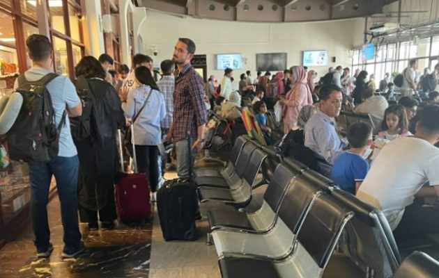Χάος στο διεθνές αεροδρόμιο της Καμπούλ: Χιλιάδες προσπαθούν να φύγουν – Οι γυναίκες ξανά στον μεσαίωνα