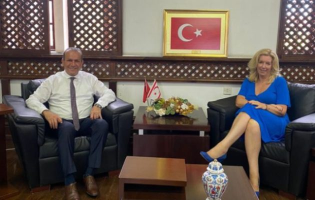 Οργή για την Ολλανδή βουλευτίνα που επισκέφθηκε τα κατεχόμενα της Κύπρου και πόζαρε με ψευδοϋπουργό