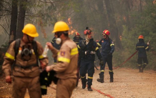 Εύβοια: Η φωτιά κύκλωσε πυροσβέστες μέσα στους Κουρκουλούς – Τρεις με ελαφρά εγκαύματα
