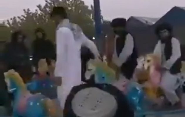 Σουρεαλισμός: Οι Ταλιμπάν ξεσαλώνουν σε λούνα παρκ (βίντεο)